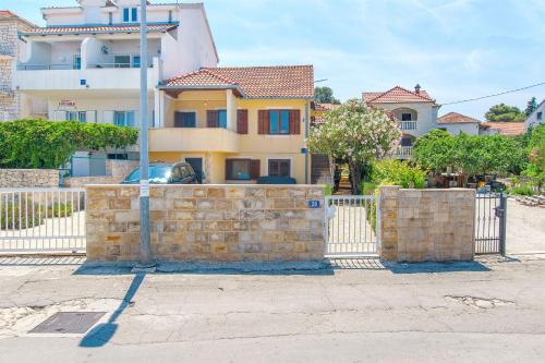 a house with a stone fence in front of it at Apartment Renata in Sutivan