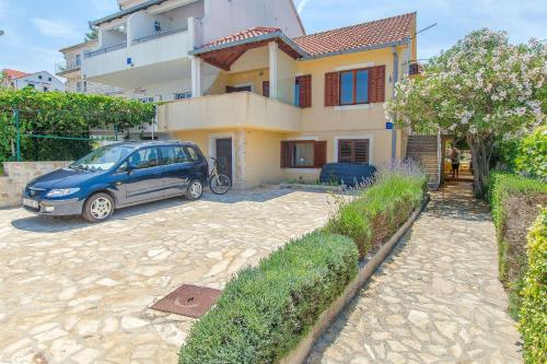 a car parked in front of a house at Apartment Renata in Sutivan