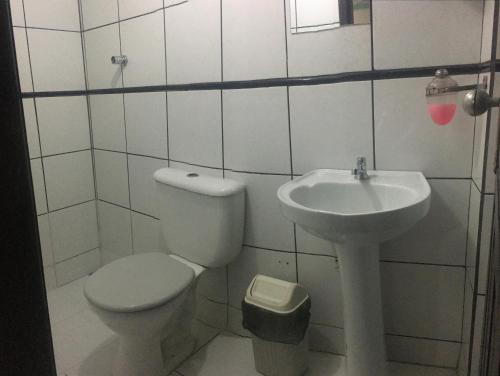 A bathroom at Hotel Fortaleza III Manaus