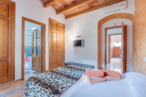 ein Schlafzimmer mit einem Leopardenbett in einem Zimmer in der Unterkunft Villa Ran de Mar in Port d'Alcúdia