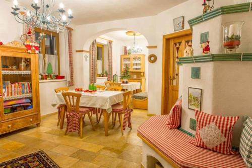 een eetkamer met een tafel en stoelen in een kamer bij Winzerhof Familie Bogner in Rohrendorf bei Krems