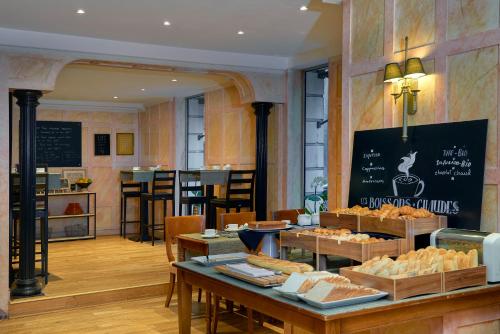 une boulangerie avec une table et de la nourriture dans l'établissement Meliá Paris Vendôme, à Paris