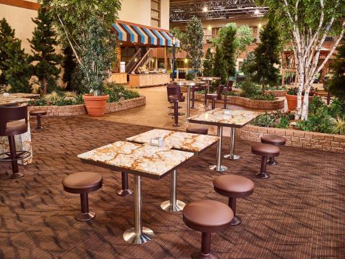 Ein Restaurant oder anderes Speiselokal in der Unterkunft LivINN Hotel Minneapolis North / Fridley 