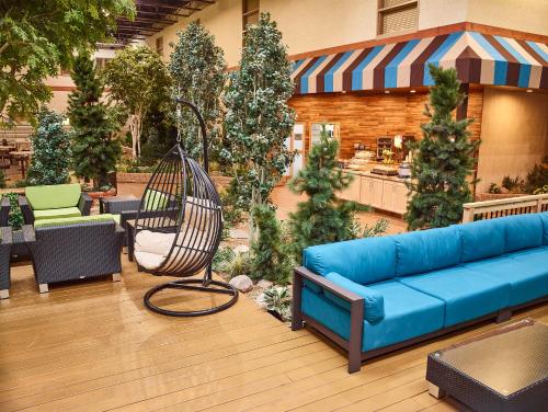 Ein Sitzbereich in der Unterkunft LivINN Hotel Minneapolis North / Fridley
