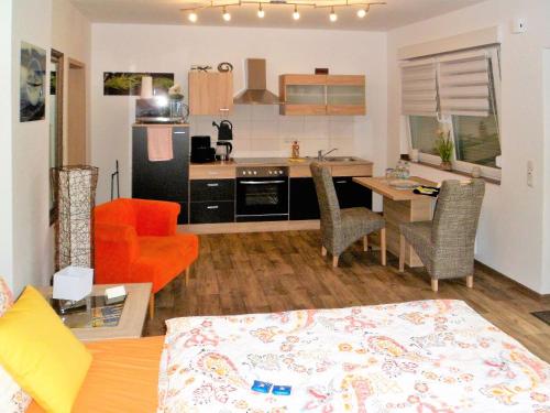 ein Wohnzimmer mit einer Küche und einem Esszimmer in der Unterkunft Ferienwohnung Anke - Apartment 3 in Heinsberg