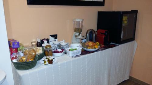 un bancone bianco con sopra del cibo di Il Batacchio B&B a Minerbio