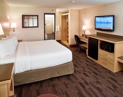 Ein Bett oder Betten in einem Zimmer der Unterkunft LivINN Hotel Minneapolis North / Fridley