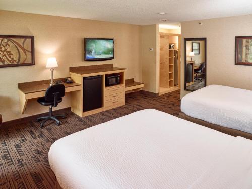 A television and/or entertainment centre at LivINN Hotel Minneapolis North / Fridley