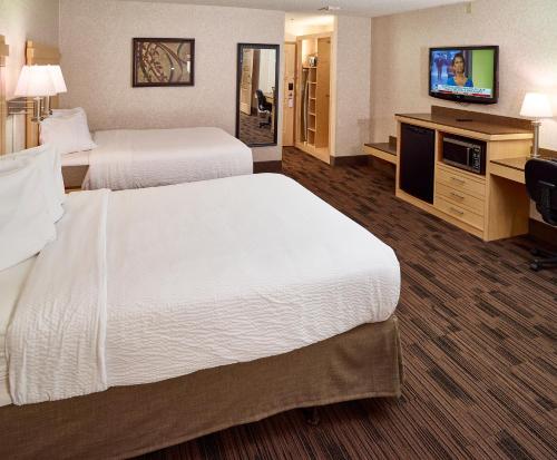 Ein Bett oder Betten in einem Zimmer der Unterkunft LivINN Hotel Minneapolis North / Fridley