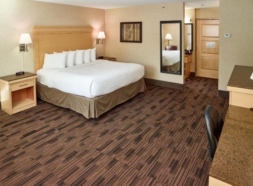 Ein Bett oder Betten in einem Zimmer der Unterkunft LivINN Hotel Minneapolis North / Fridley