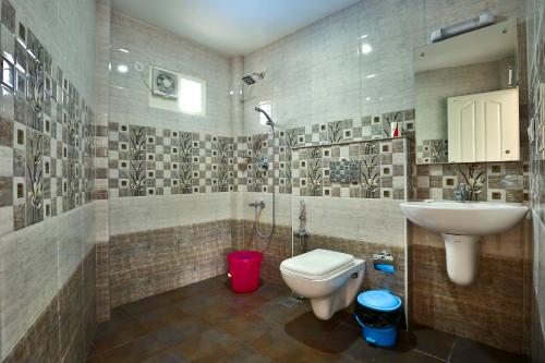 un bagno con un water e un lavandino di Aaron's Homestay a Cochin