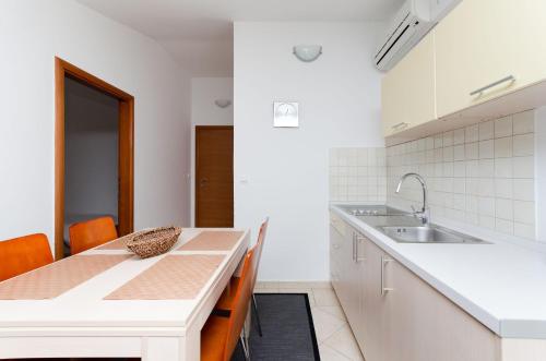 Kuchyň nebo kuchyňský kout v ubytování Apartments Valbruna