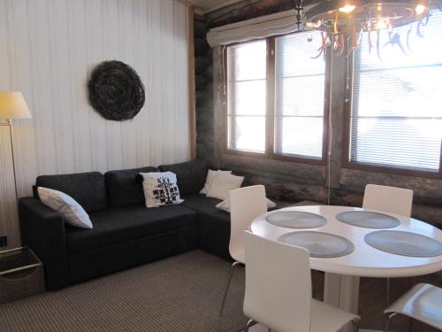 Posezení v ubytování Lapin Kutsu Log Cabins