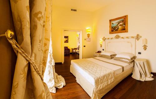 una camera da letto con un letto in una stanza di Grand Hotel Di Lecce a Lecce