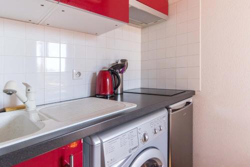 a kitchen with a sink and a washing machine at Studio ToulouseCityStay Basso Cambo in Toulouse