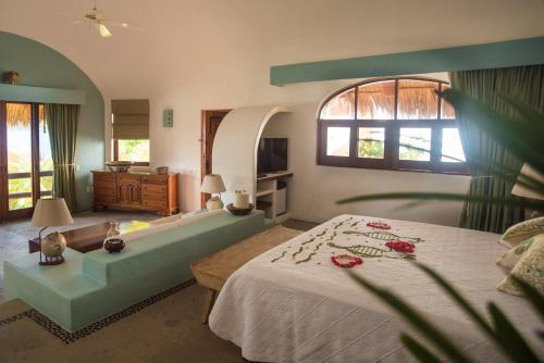 シワタネホにあるVilla El Murmullo by La Casa Que Cantaのベッドルーム1室(バラのベッド1台付)