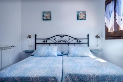 アンソにあるLoft Casa Palomaのベッドルーム1室(青い掛け布団付きのベッド1台付)