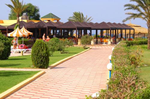 a brick walkway in front of a building at Hotel Nour Palace Resort & Thalasso Mahdia in Mahdia