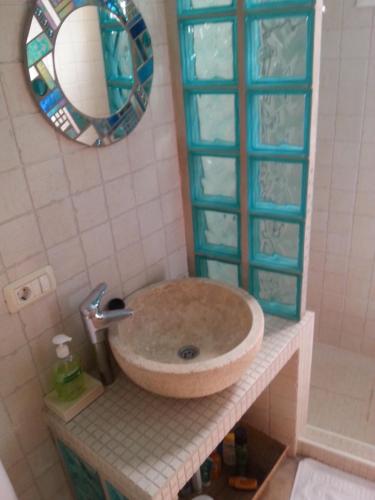 een badkamer met een wastafel en een spiegel bij Casa Emma in Valle Gran Rey