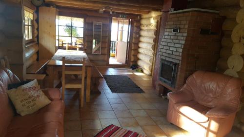 - un salon avec un canapé et une cheminée dans l'établissement Oksa Puhkemaja, à Võru