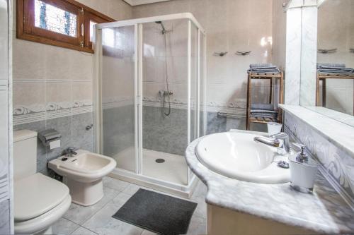 ein Badezimmer mit Dusche, Toilette und Waschbecken in der Unterkunft Casa Lanza in Playa Honda