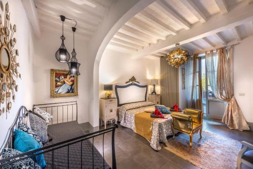 - une chambre avec un lit et une chaise dans l'établissement Sweet Tuscany Appartamento Gold, à Arezzo