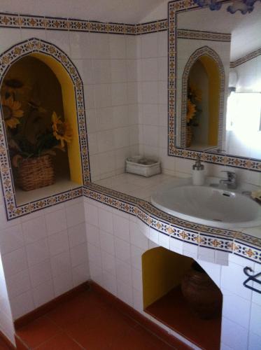 a bathroom with a sink and a mirror at Monte dos Aroeirais in Fronteira