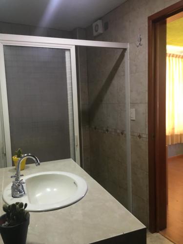 y baño con lavabo y ducha. en Hotel Terraza Castro en Zacatecas