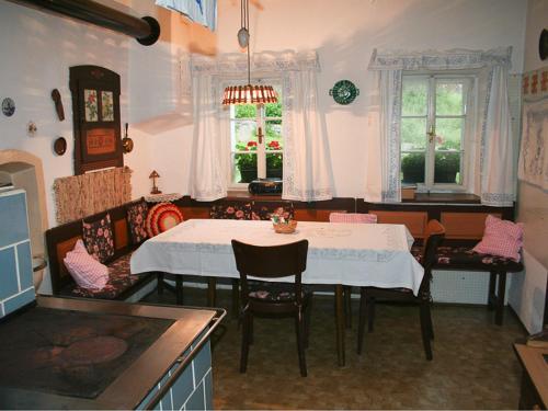 eine Küche mit einem Tisch und Stühlen im Zimmer in der Unterkunft Ferienhaus Nelln in Reith