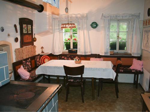 cocina con mesa y sillas en una habitación en Ferienhaus Nelln en Reith