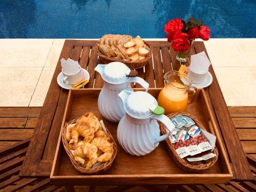a tray with vases and baskets of food on a table at Senderos in Villa Gesell