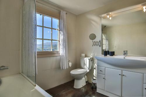 une salle de bain avec toilettes, lavabo et fenêtre dans l'établissement Villa St. Cezaire, à Saint-Cézaire-sur-Siagne