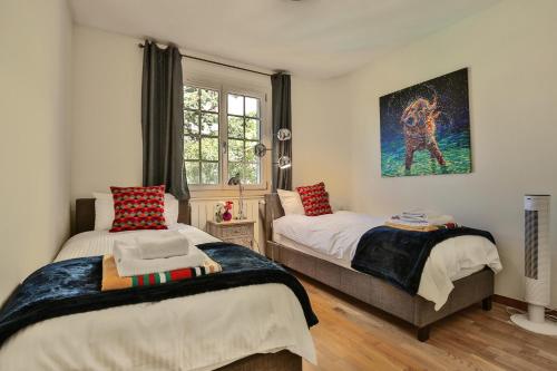 um quarto com 2 camas e uma janela em Villa St. Cezaire em Saint-Cézaire-sur-Siagne