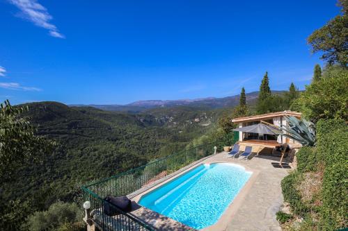 - une piscine avec un kiosque à côté d'une montagne dans l'établissement Villa St. Cezaire, à Saint-Cézaire-sur-Siagne