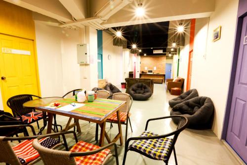 Uma área de estar em Zee Thai Hostel