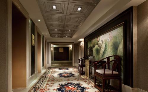 武漢的住宿－武漢天祿華美達廣場酒店”，墙上挂着鲜花的走廊