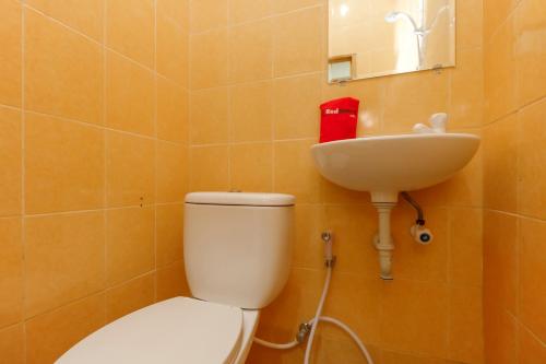 La salle de bains est pourvue de toilettes et d'un lavabo. dans l'établissement RedDoorz Plus near Ciputra World Kuningan 2, à Jakarta