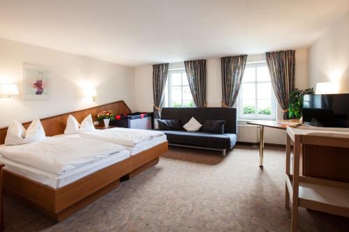 Postel nebo postele na pokoji v ubytování Hotel Reussischer Hof