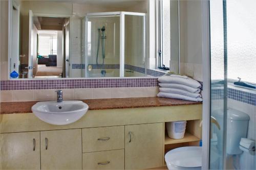 een badkamer met wastafel en douche bij Indigo Blue in Gold Coast