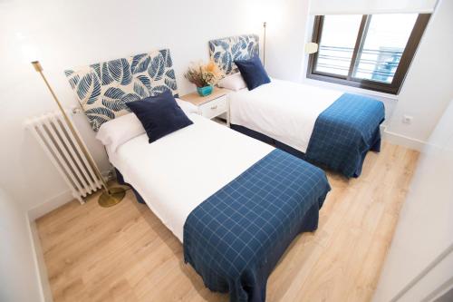 En eller flere senger på et rom på Moncloa Luxury