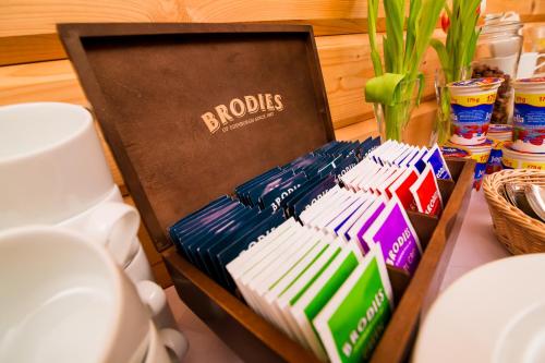 uma caixa de escovas de dentes coloridas sentadas numa mesa em Kurpiowska Kraina em Wydmusy