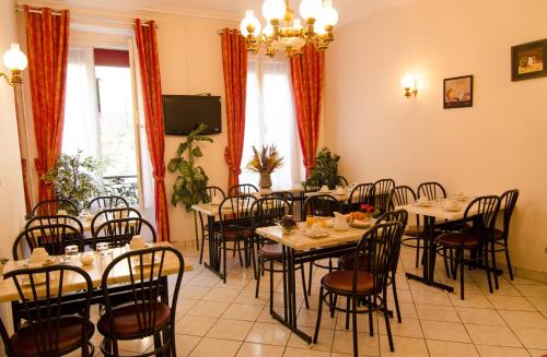 een grote eetkamer met tafels en stoelen bij Hotel Paris Bruxelles in Parijs