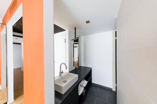 a bathroom with a sink and a mirror at mk | hotel rüsselsheim in Rüsselsheim