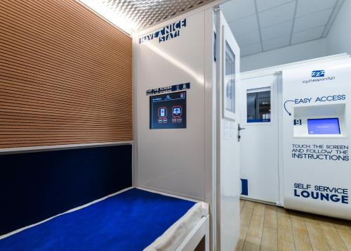 une chambre dans un hôpital avec un panneau indiquant une nouvelle île médicale dans l'établissement Resting Pods - ZZZleepandGo BGY Airport, à Orio al Serio