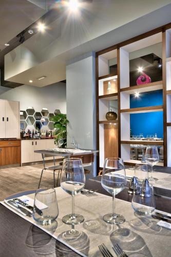 Un restaurante u otro lugar para comer en Luna Holiday Complex