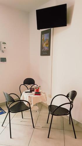 a group of chairs and a table in a room at La Gardenia in Licodia Eubea