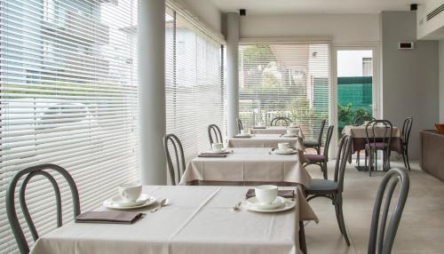 Un restaurante u otro lugar para comer en Hotel Villa Hermosa