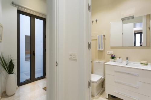 uma casa de banho branca com um WC e um lavatório em Exclusivo y Céntrico em Sevilha
