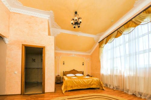1 dormitorio con cama y ventana grande en Shklo Motel en Shklo
