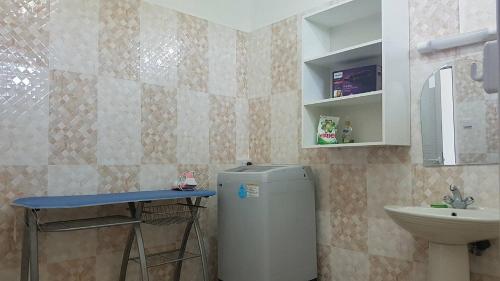 ein kleines Badezimmer mit Waschbecken und Kühlschrank in der Unterkunft Luna Blue Residence in Trou aux Biches